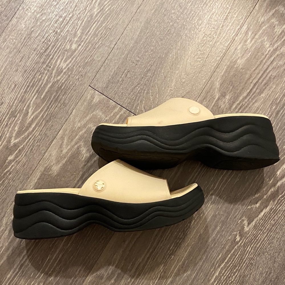 CROCS Women's Cream and Black Platform Sandals
